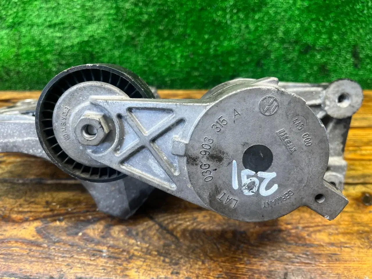 Натяжитель ремня генератора 03G903315A