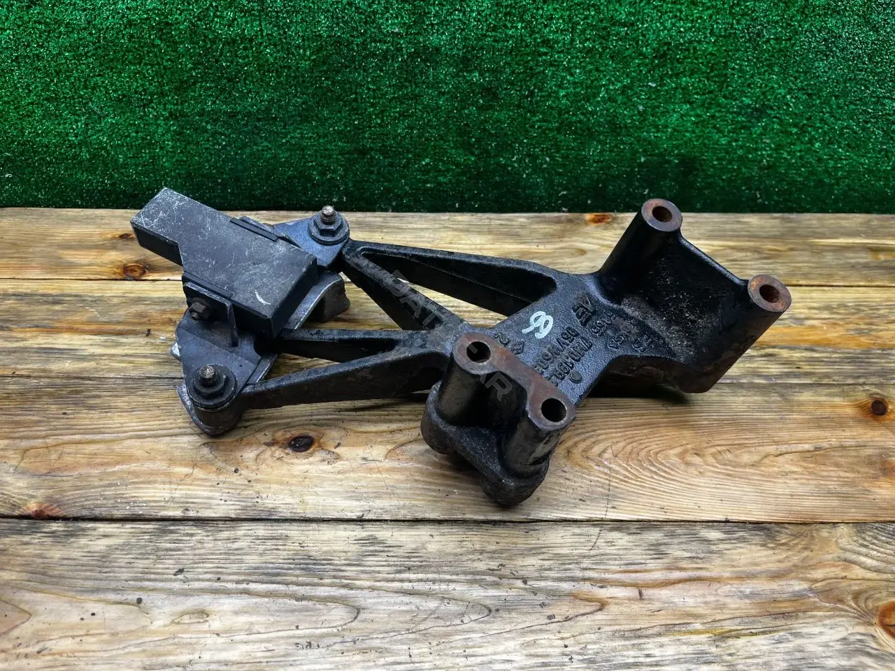 Кронштейн двигателя 7M0199308B, 95VW6037BB