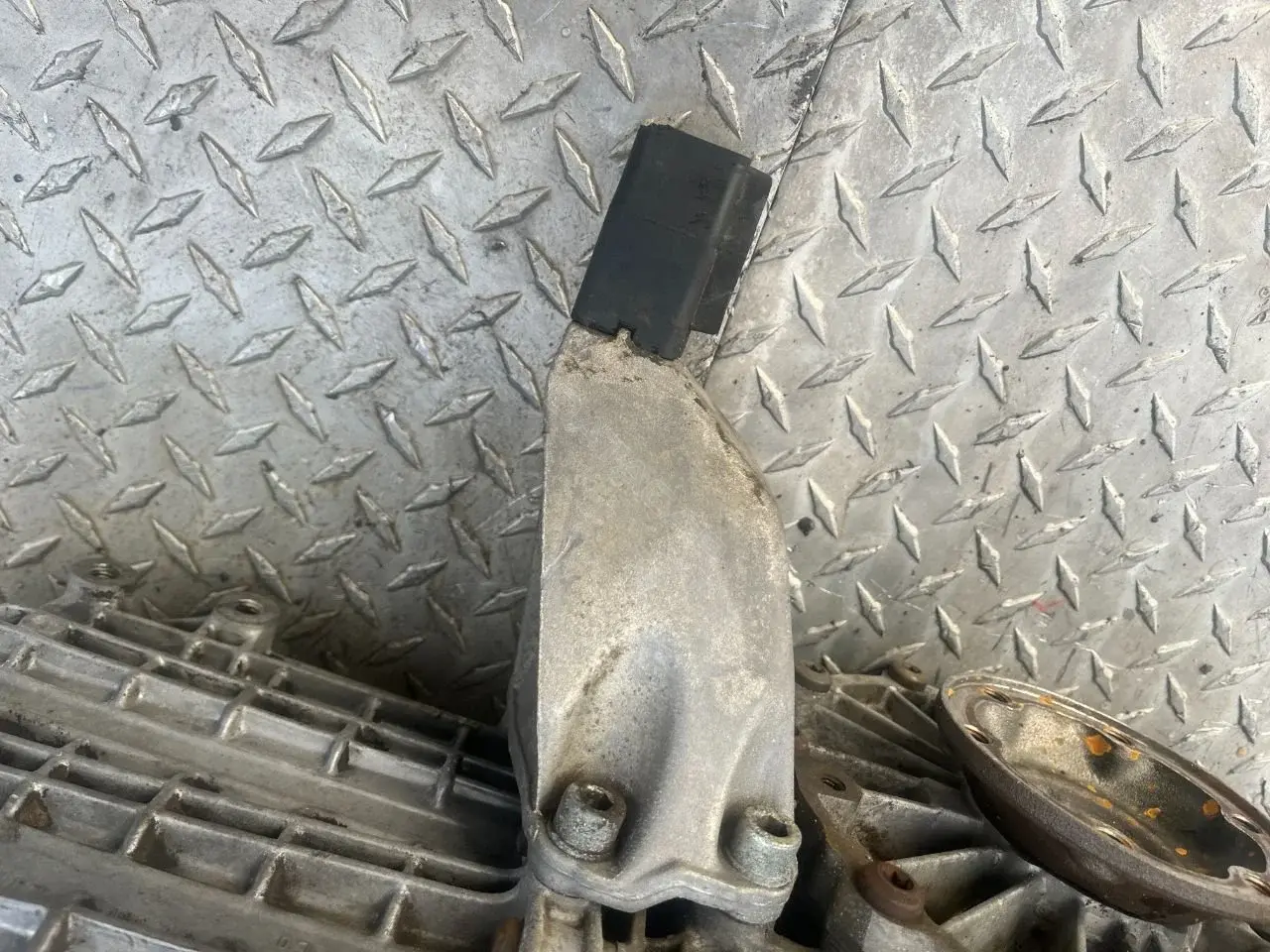 Кронштейн КПП 8D0399113AB