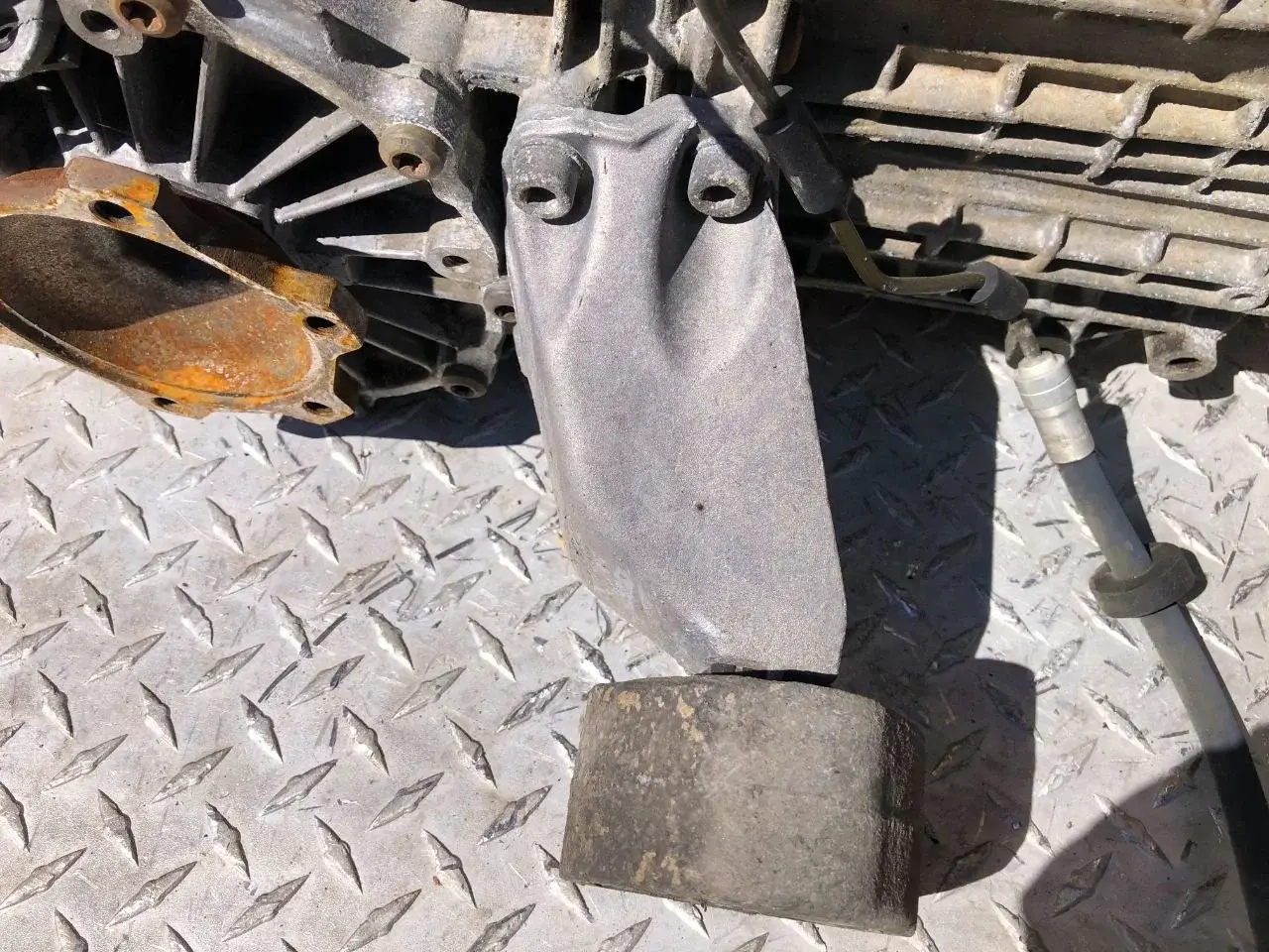 Кронштейн КПП 8D0399113AB