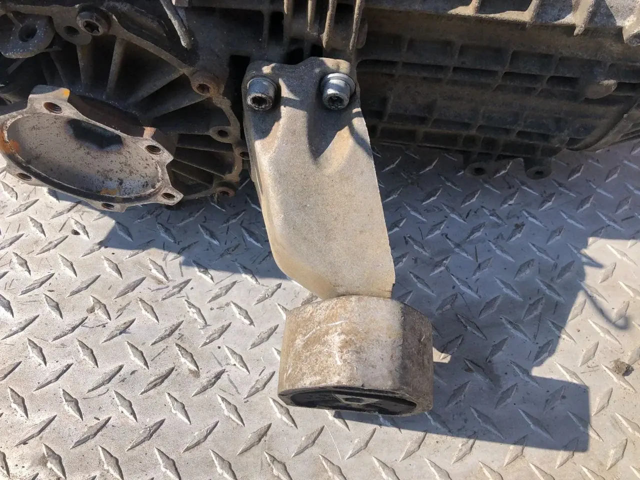 Кронштейн КПП 8D0399113AB