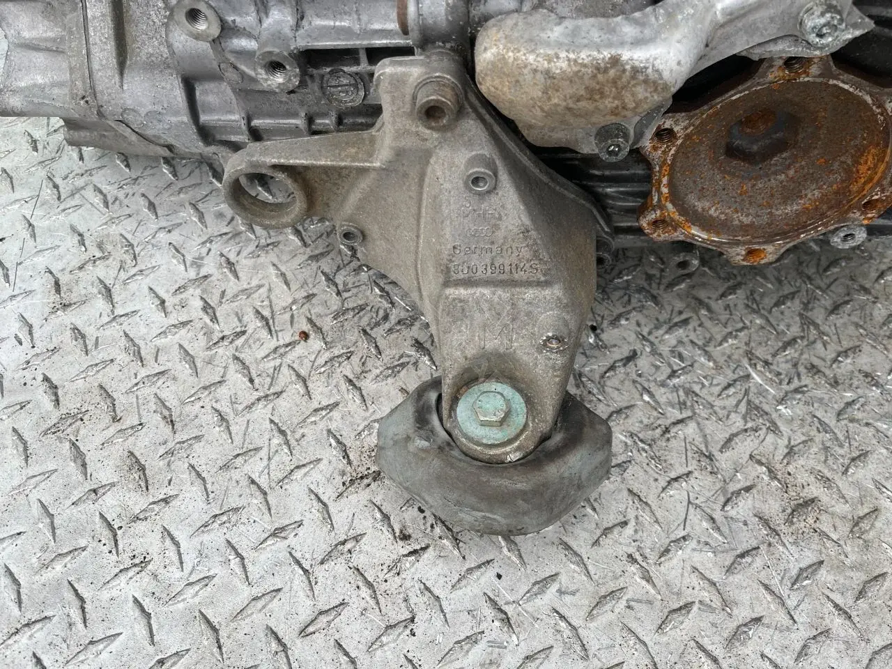 Кронштейн КПП 8D0399114S