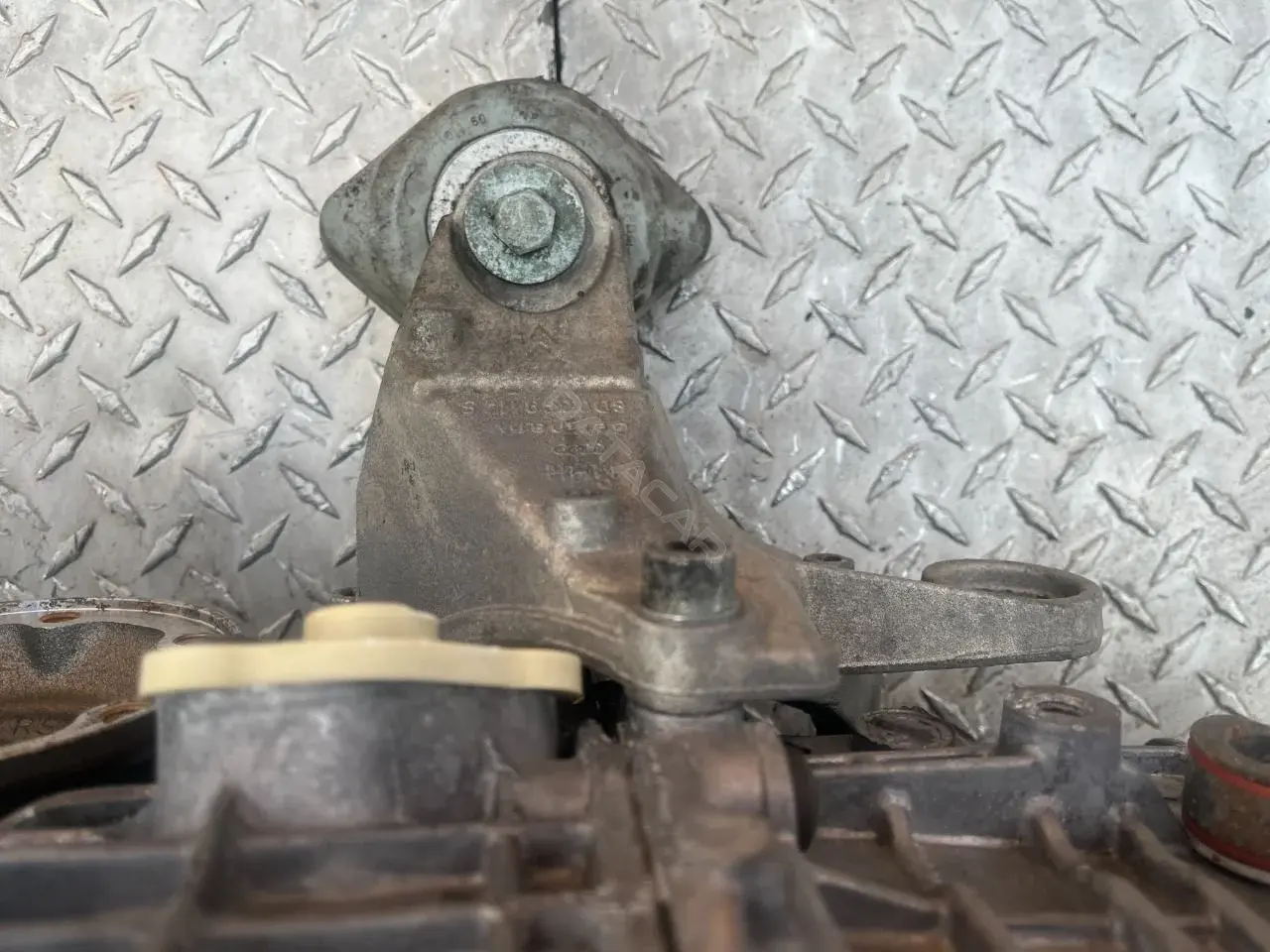 Кронштейн КПП 8D0899114S