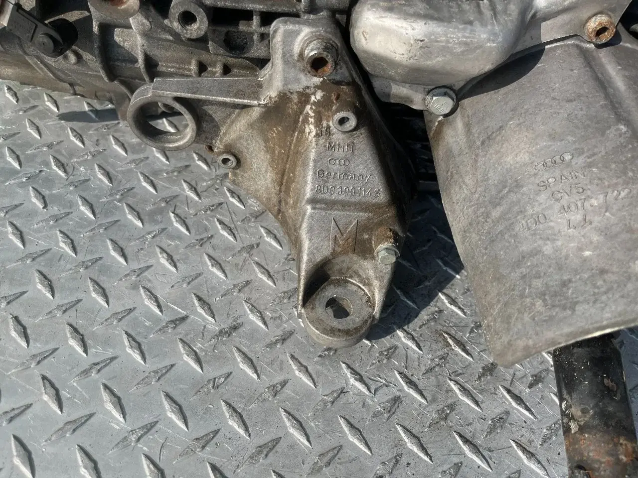 Кронштейн КПП 8D0399114S