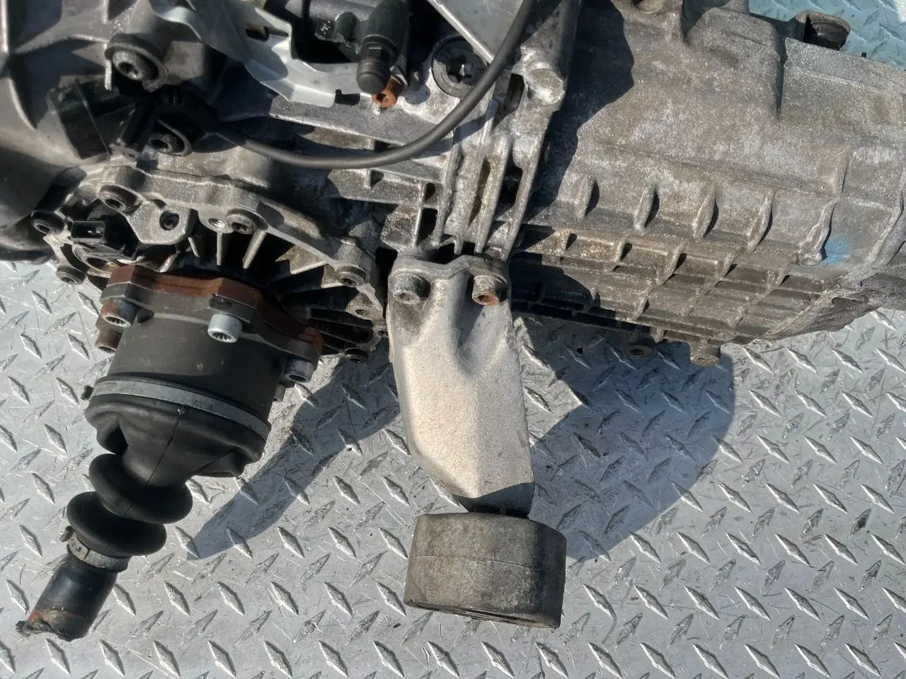 Кронштейн КПП 8D0399113AB