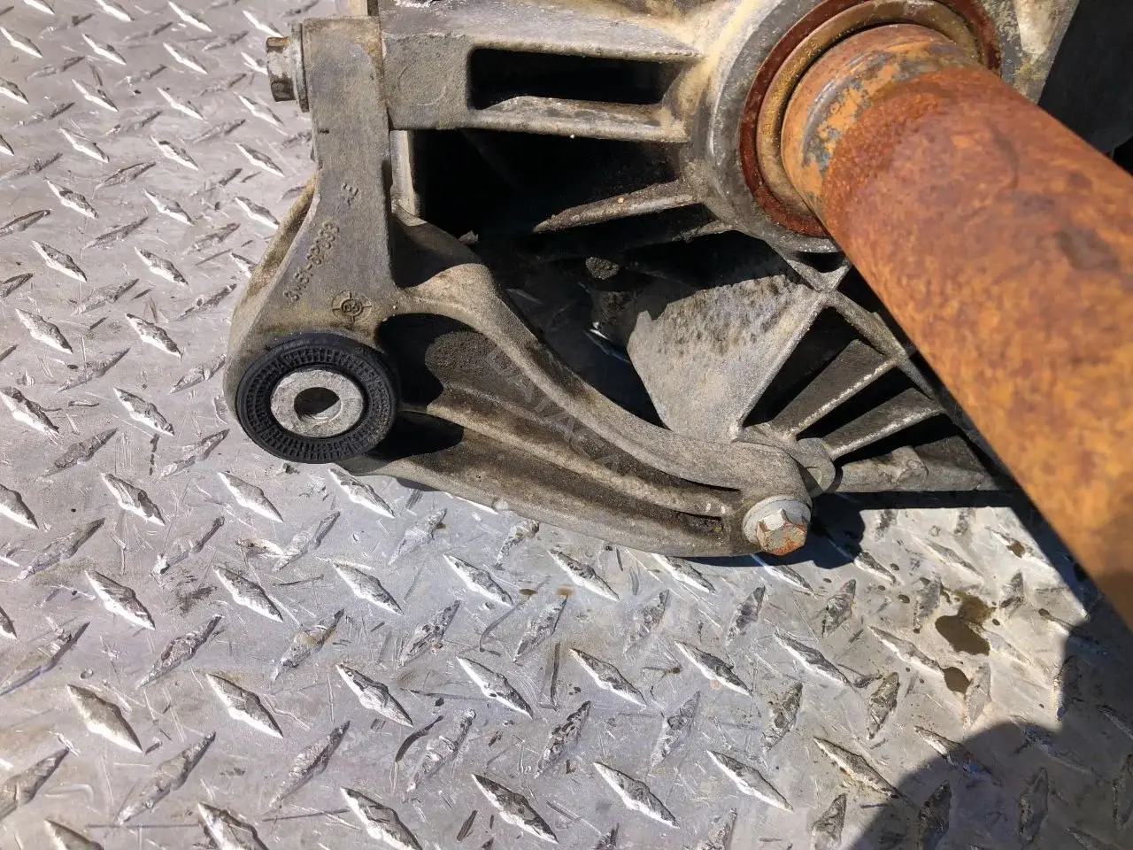 Кронштейн КПП 3M516P093AE