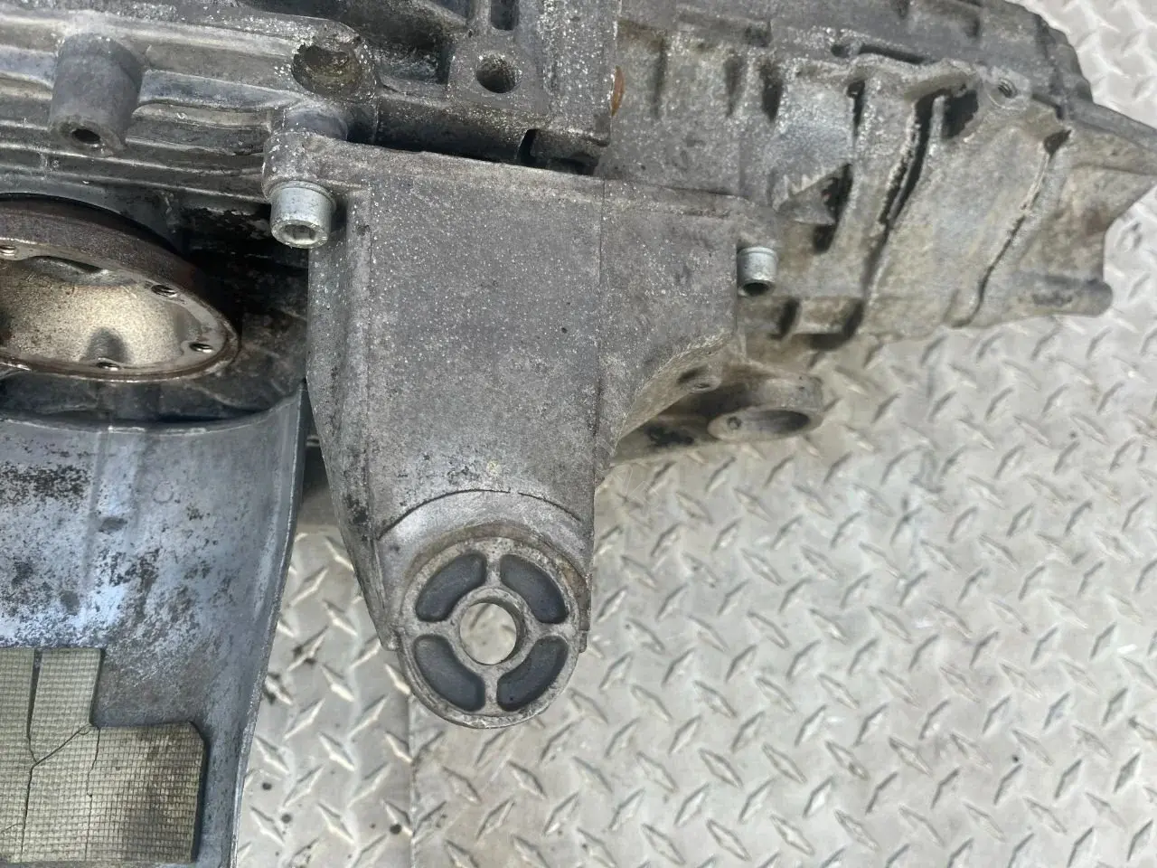 Кронштейн КПП 8D0399114L