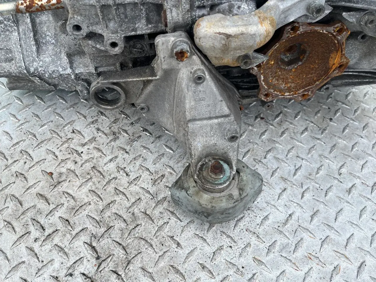 Кронштейн КПП 8D0399114S