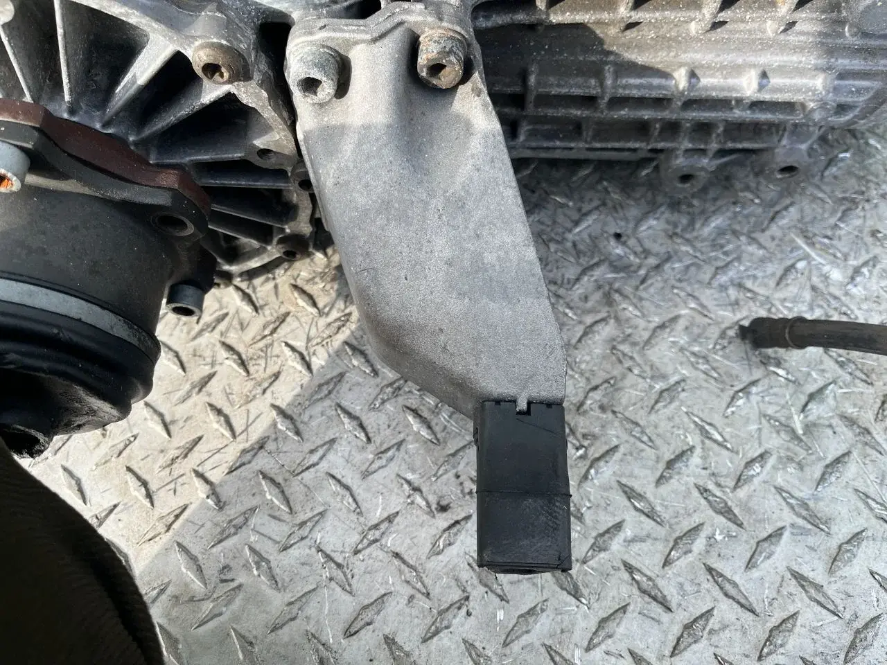 Кронштейн КПП 8D0399113AB