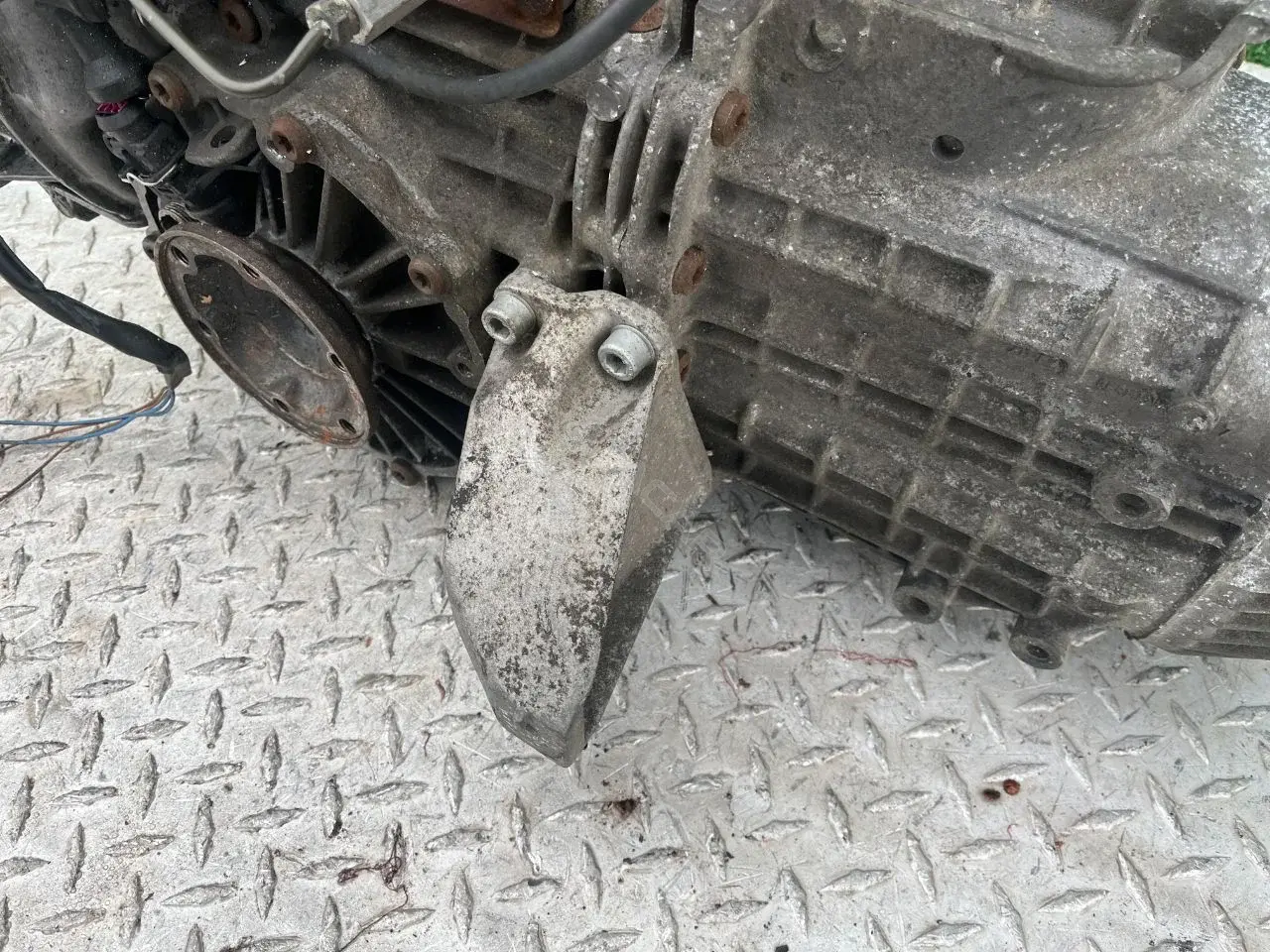 Кронштейн КПП 8D0399113L