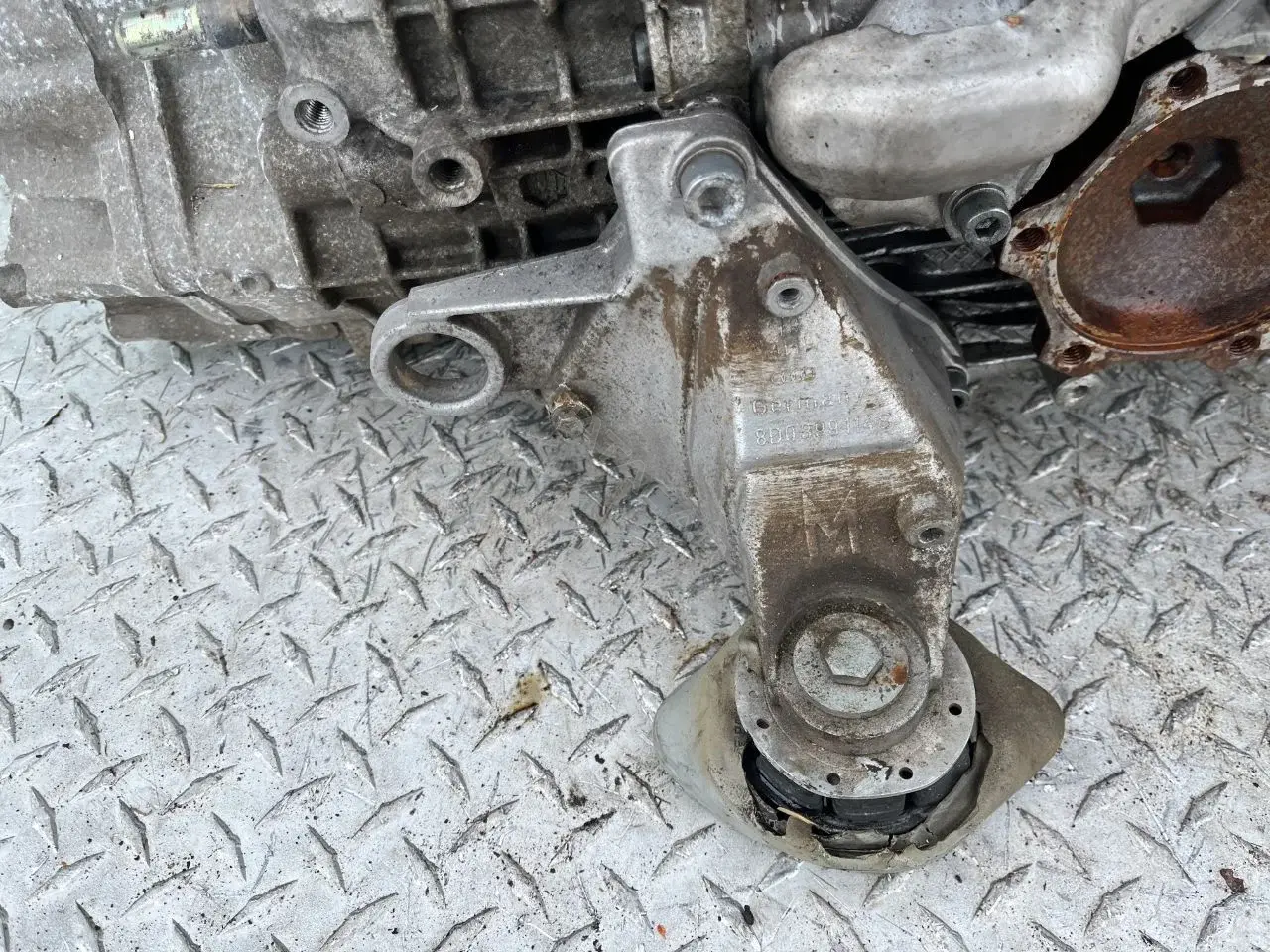 Кронштейн КПП 8D0399114S