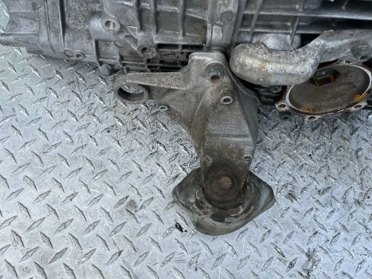 Кронштейн КПП 8D0399114S