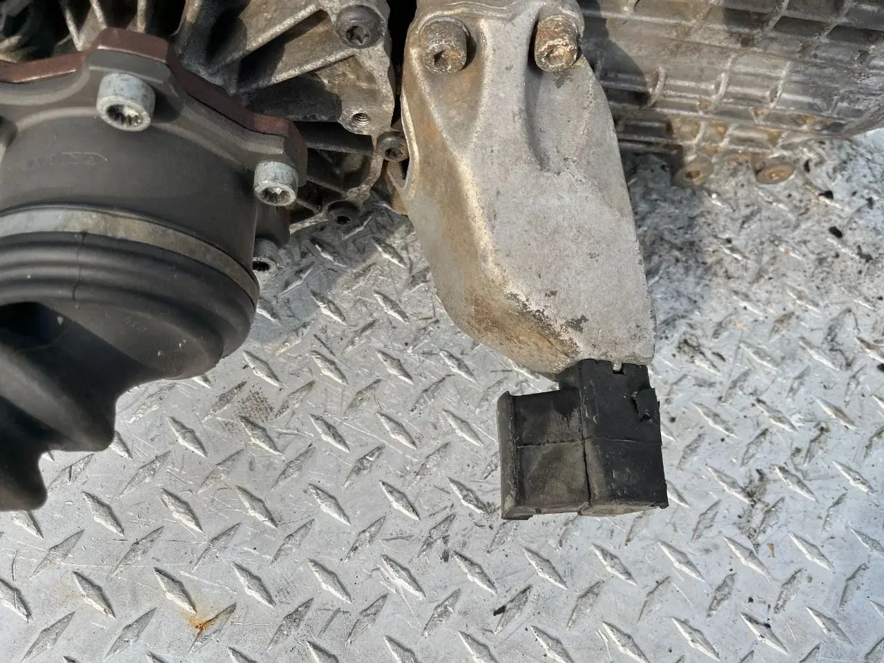 Кронштейн КПП 8D0399113AB