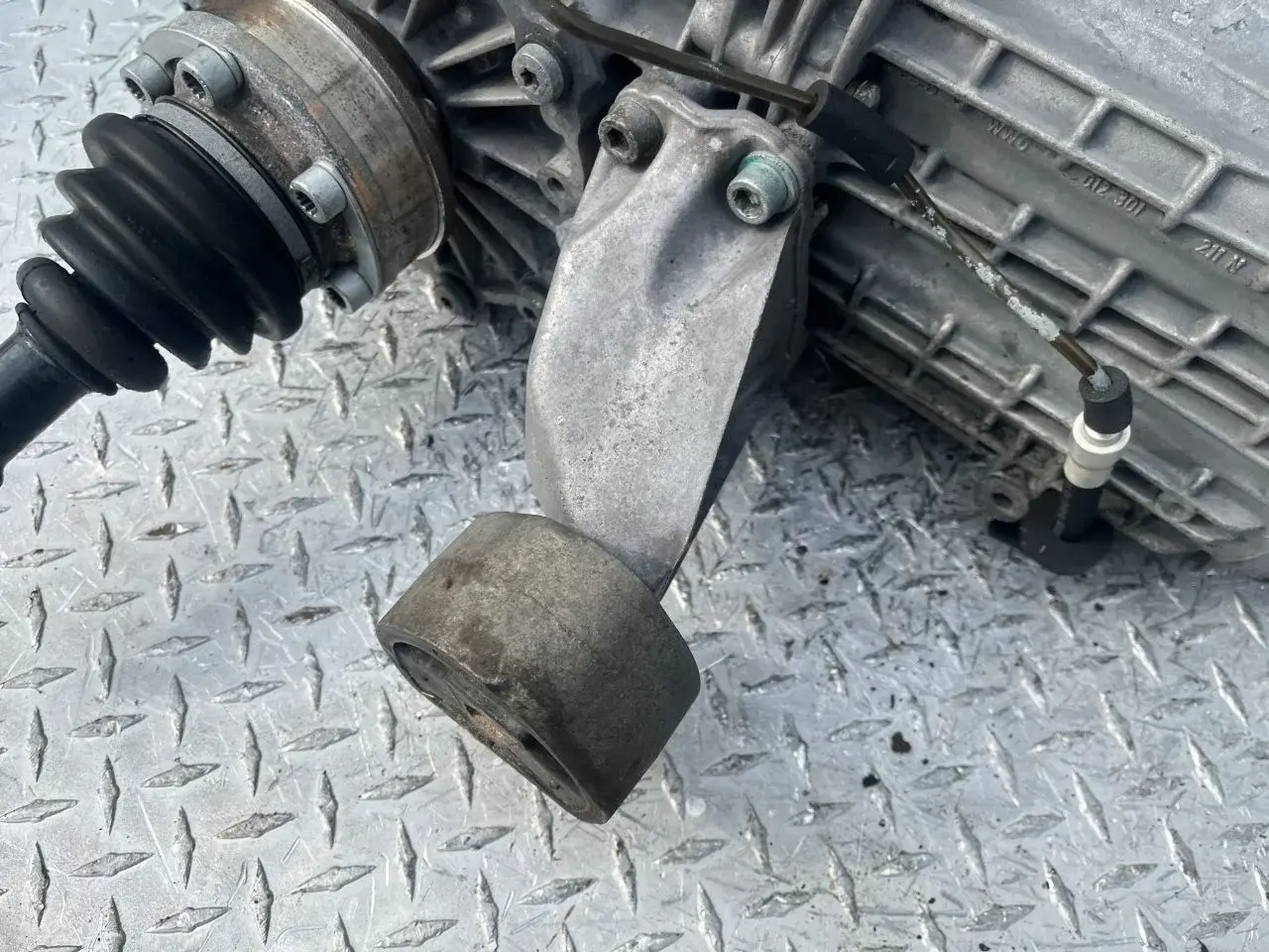 Кронштейн КПП 8D0399113AB