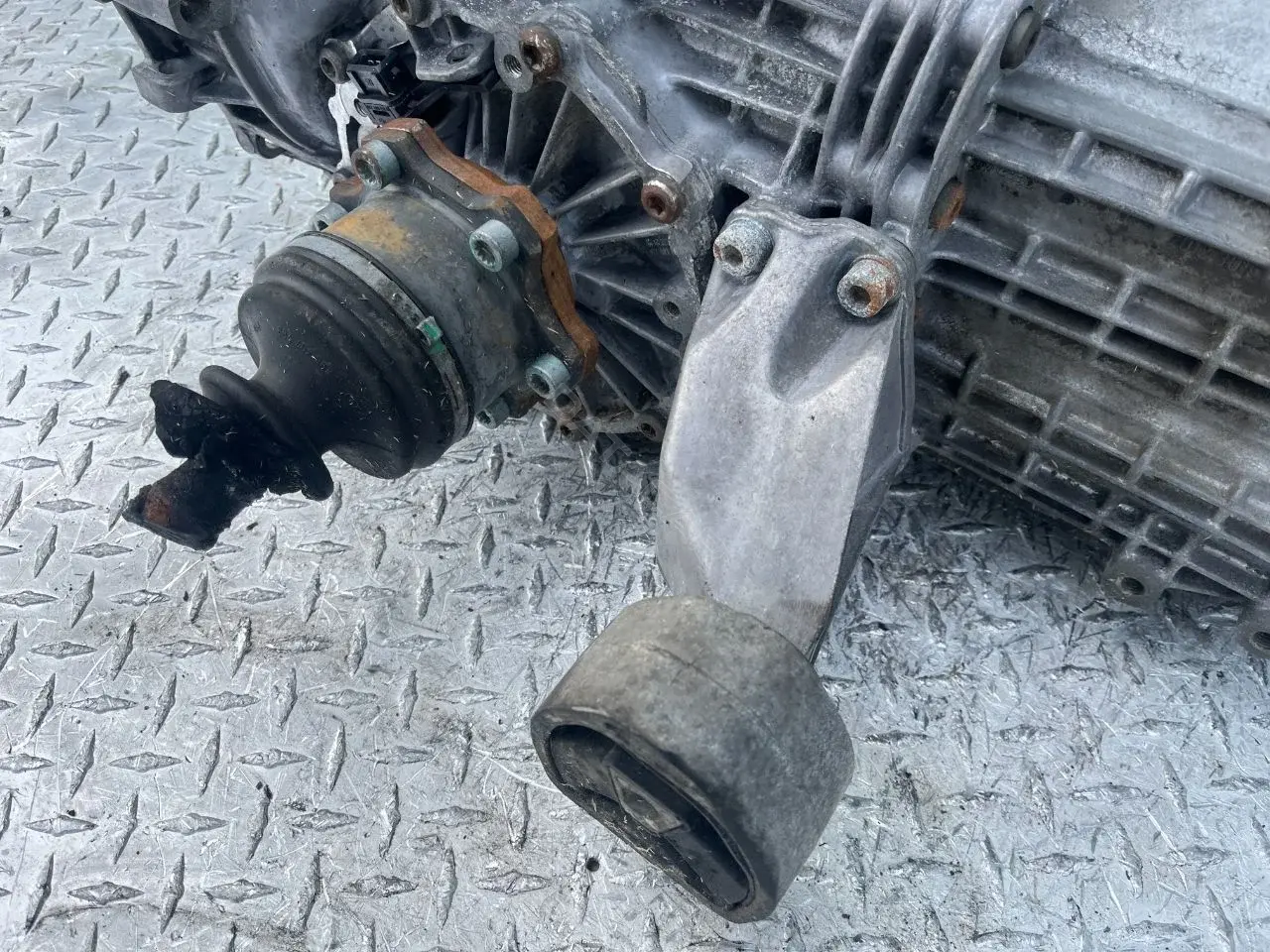 Кронштейн КПП 8D0399113AB