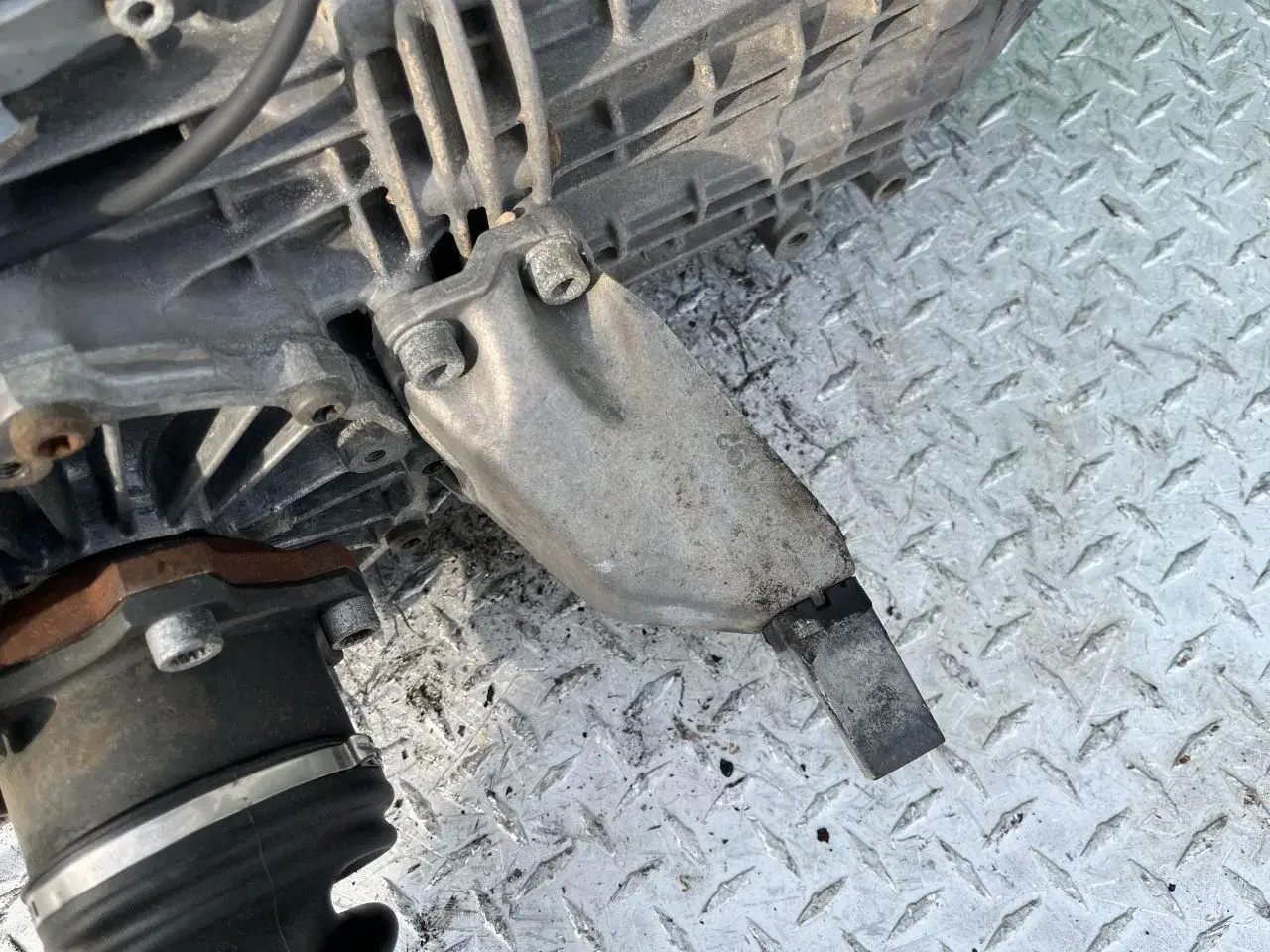 Кронштейн КПП 8D0399113AB