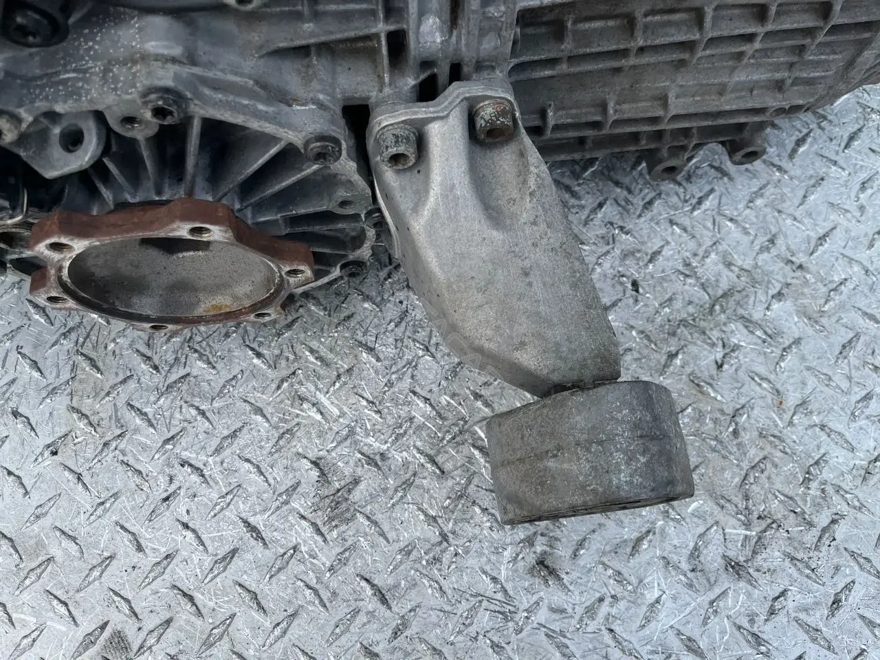 Кронштейн КПП 8D0399113AB