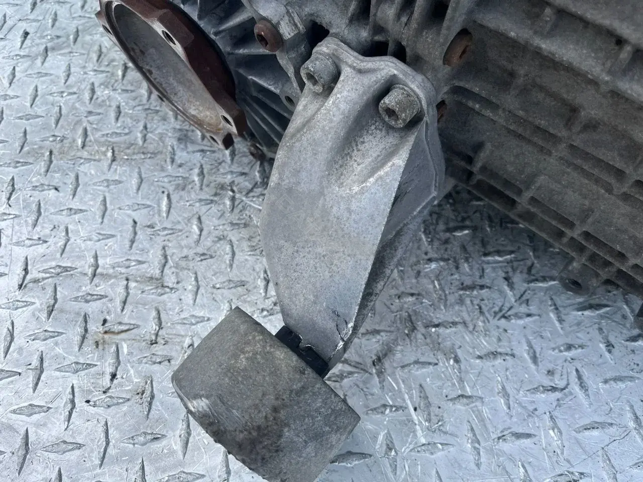 Кронштейн КПП 8D0399113AB
