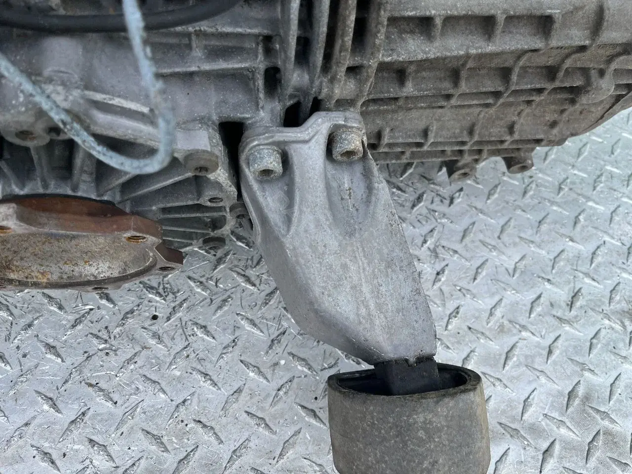 Кронштейн КПП 8D0399113AB