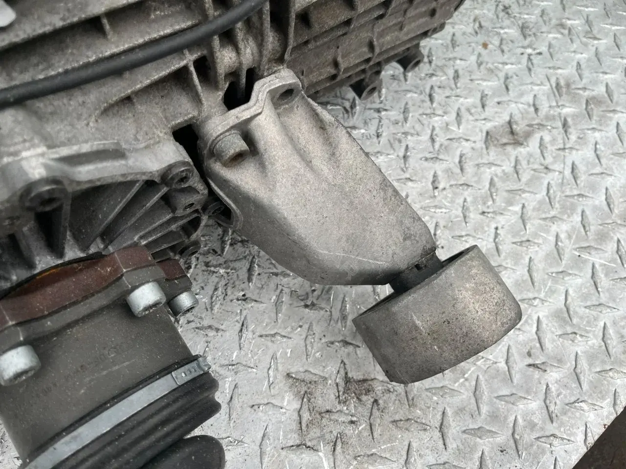 Кронштейн КПП 8D0399113AB