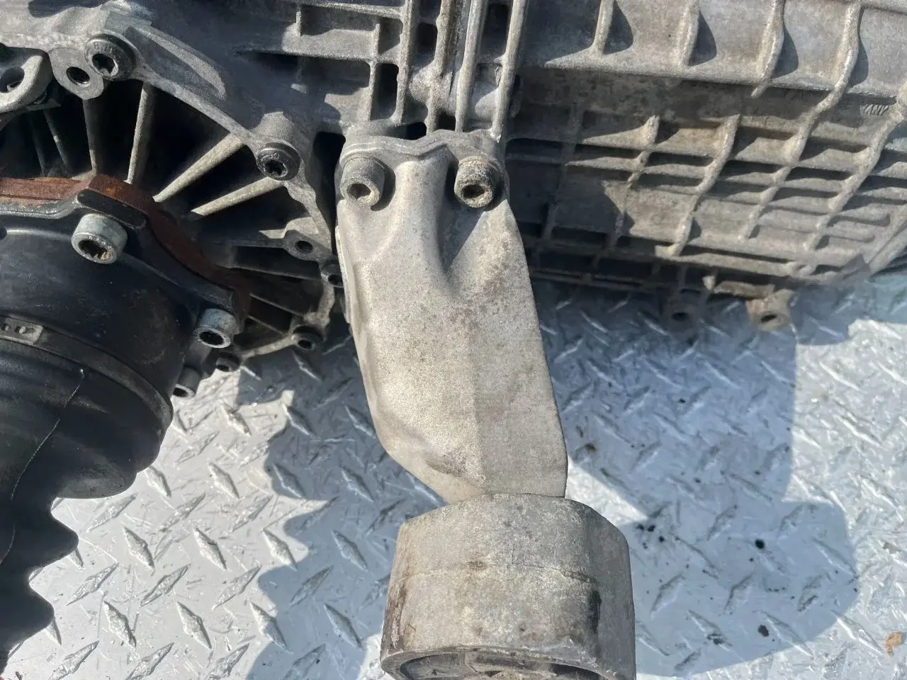Кронштейн КПП 8D0399113AB