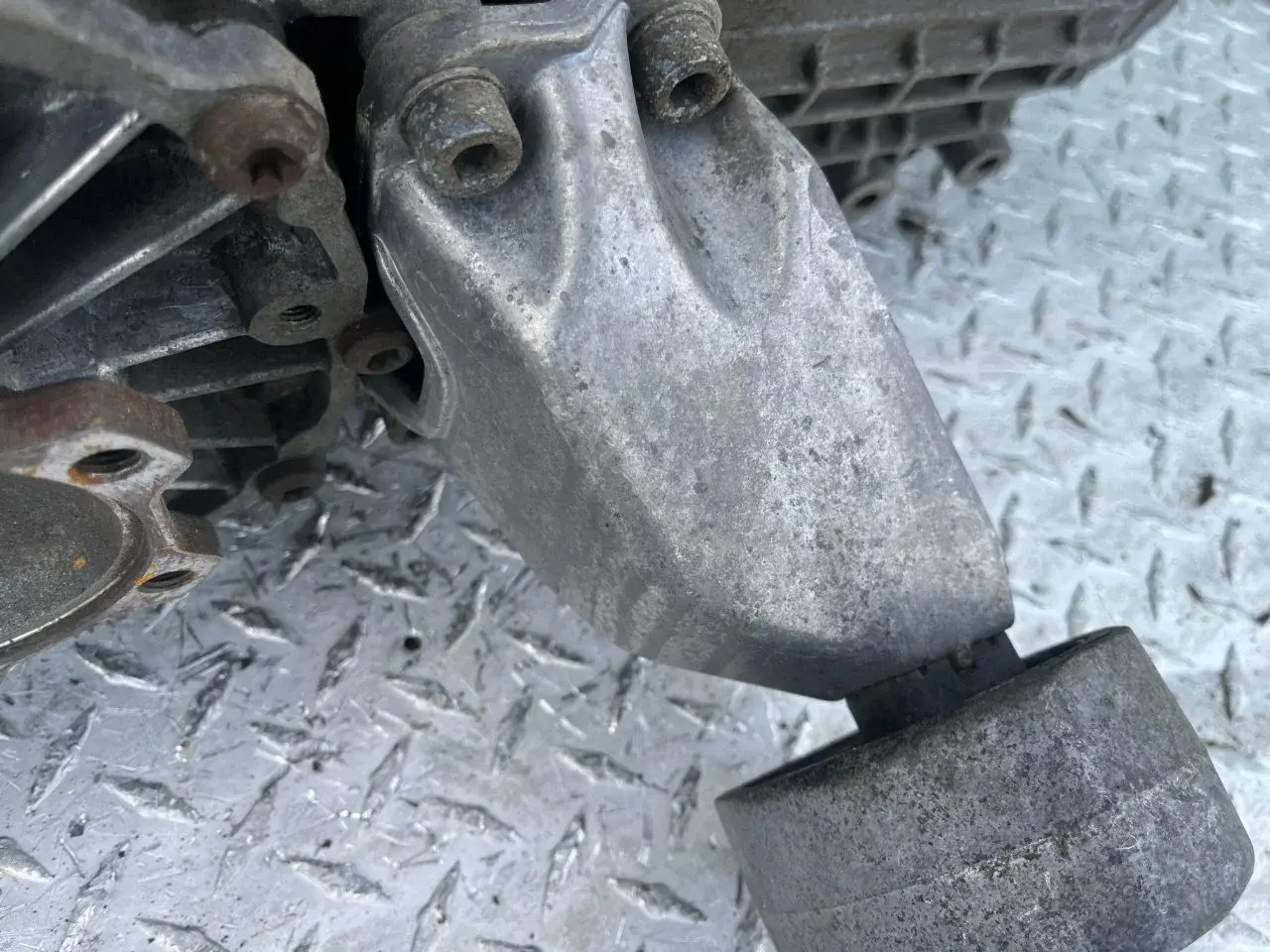 Кронштейн КПП 8D0399113AB