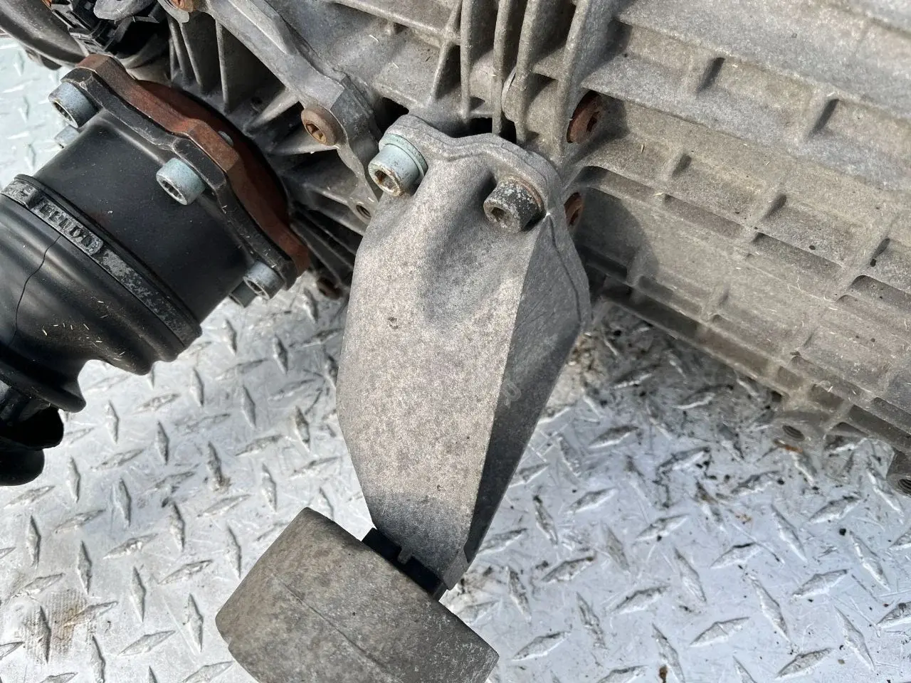 Кронштейн КПП 8D0399113AB