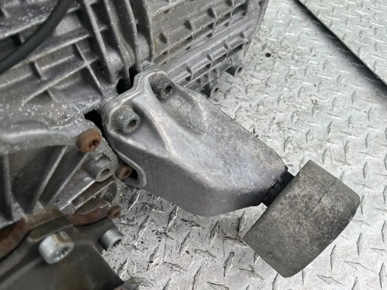 Кронштейн КПП 8D0399113AB