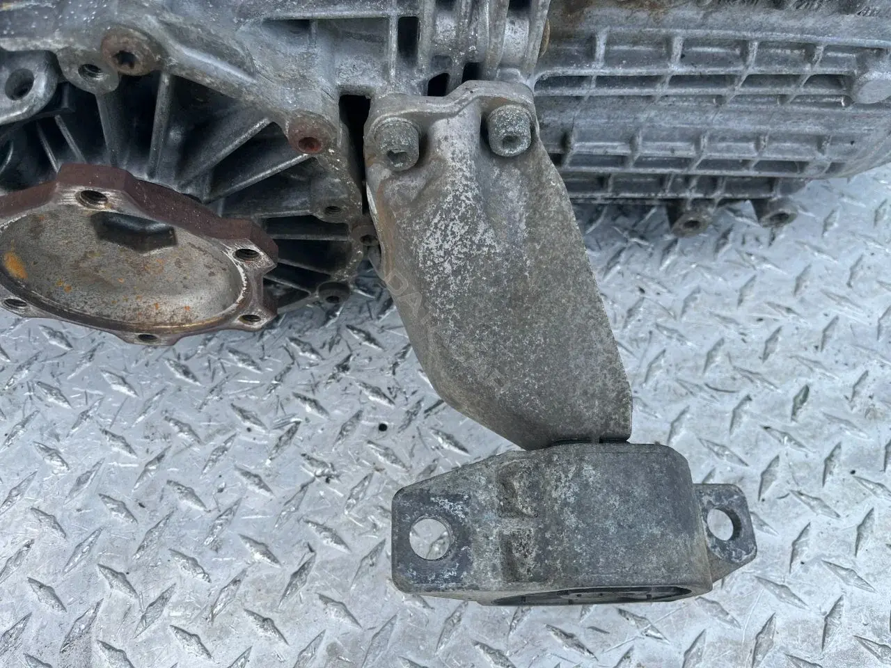 Кронштейн КПП 8D0399113AB