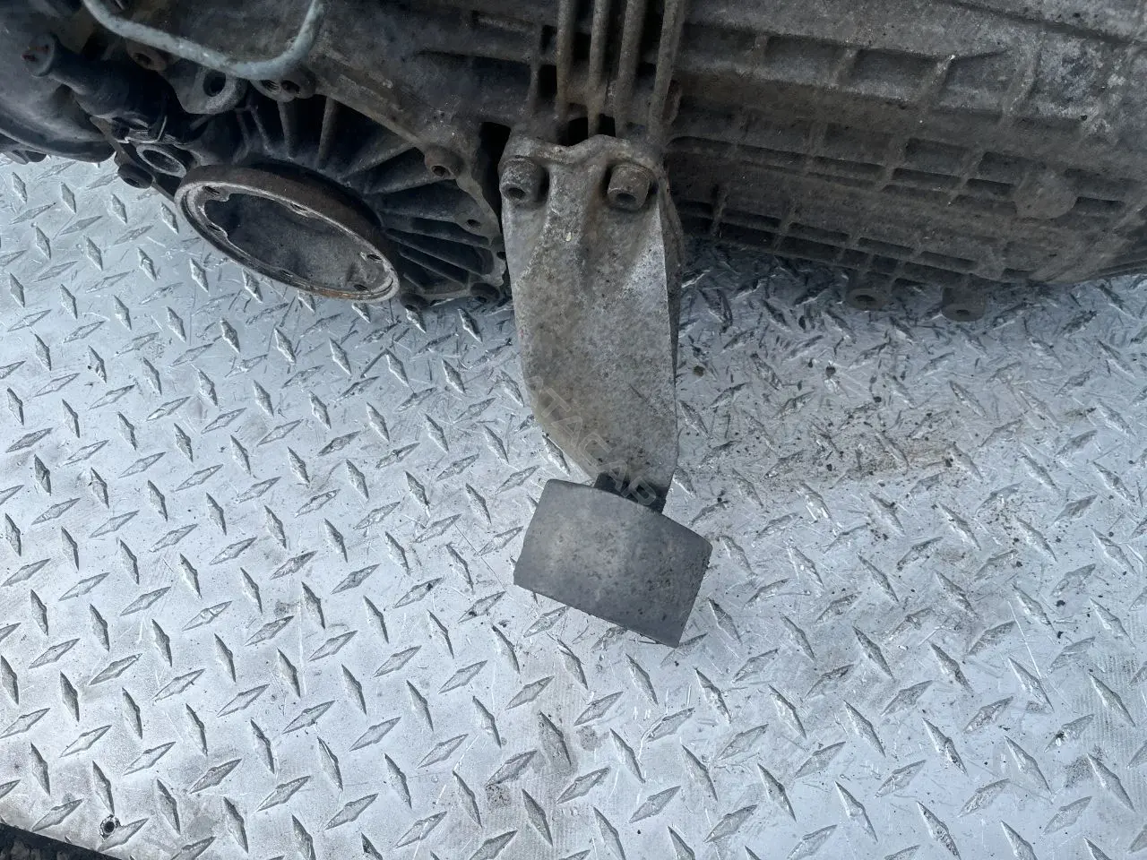 Кронштейн КПП 8D0399113AB