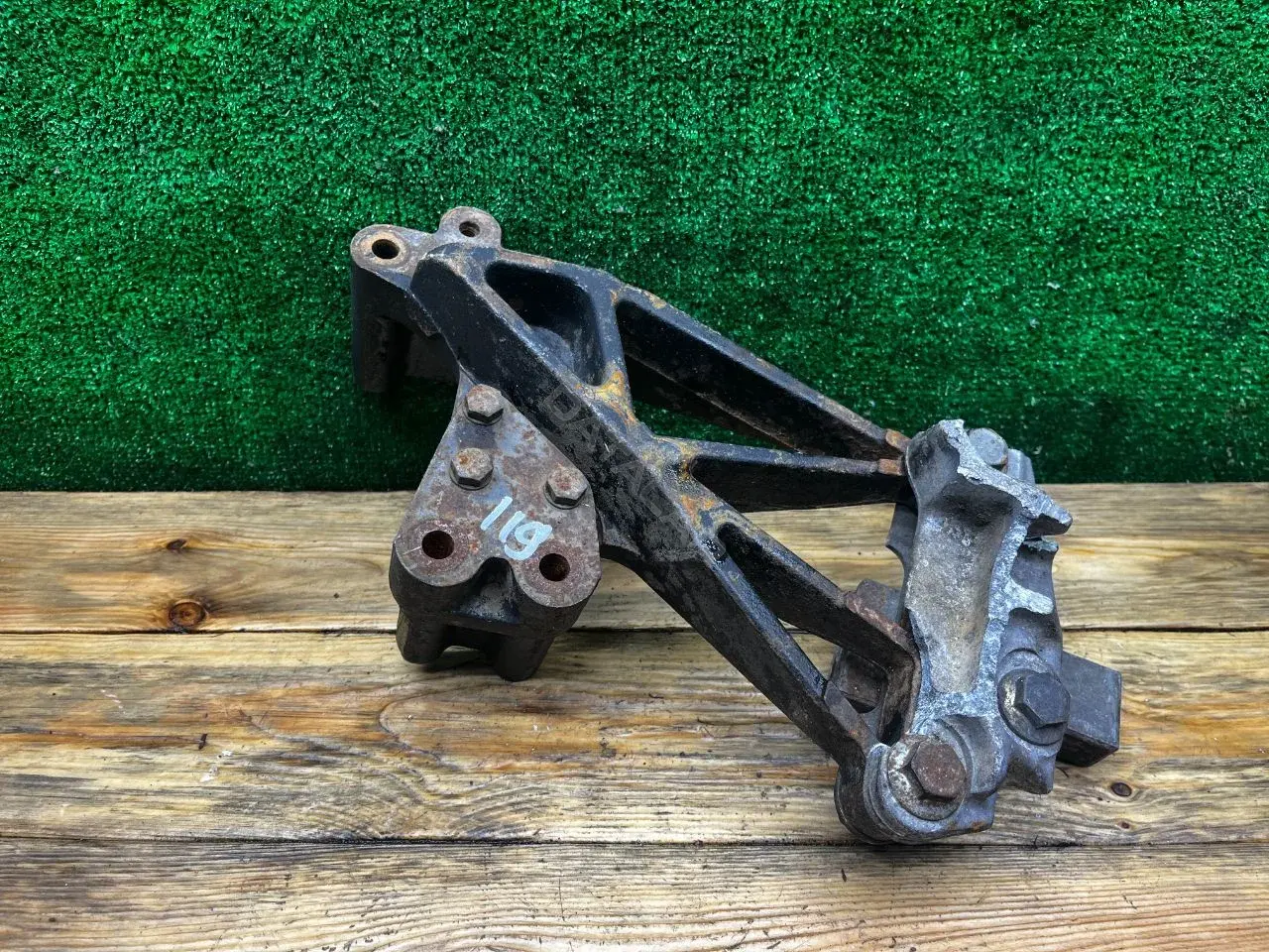 Кронштейн двигателя 7M0199308B, 95VW6037BB