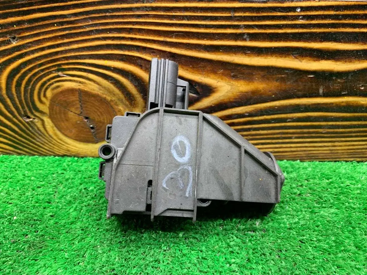Замок лючка топливного бака 6M21220A20AD