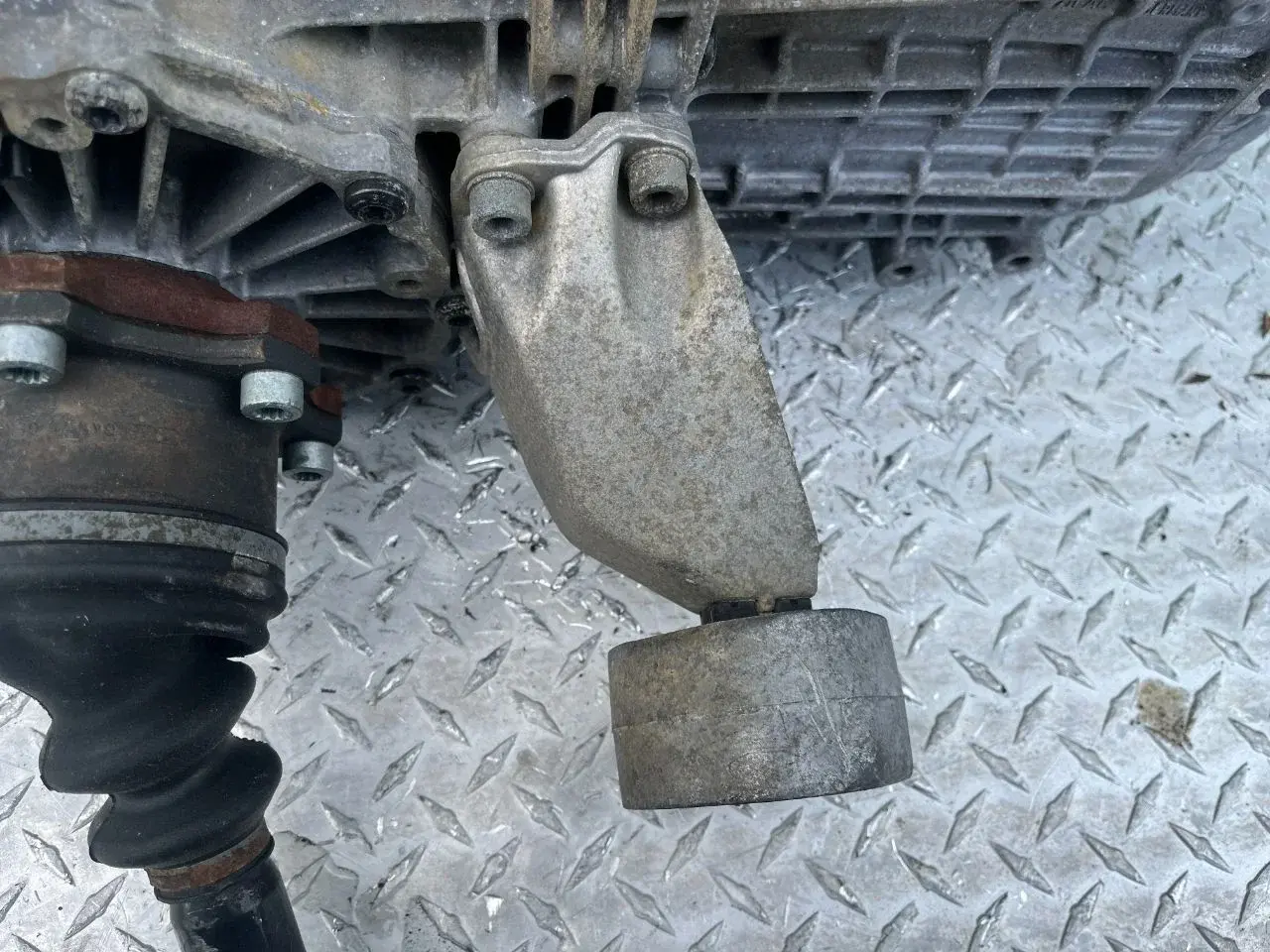 Кронштейн КПП 8D0399113AB