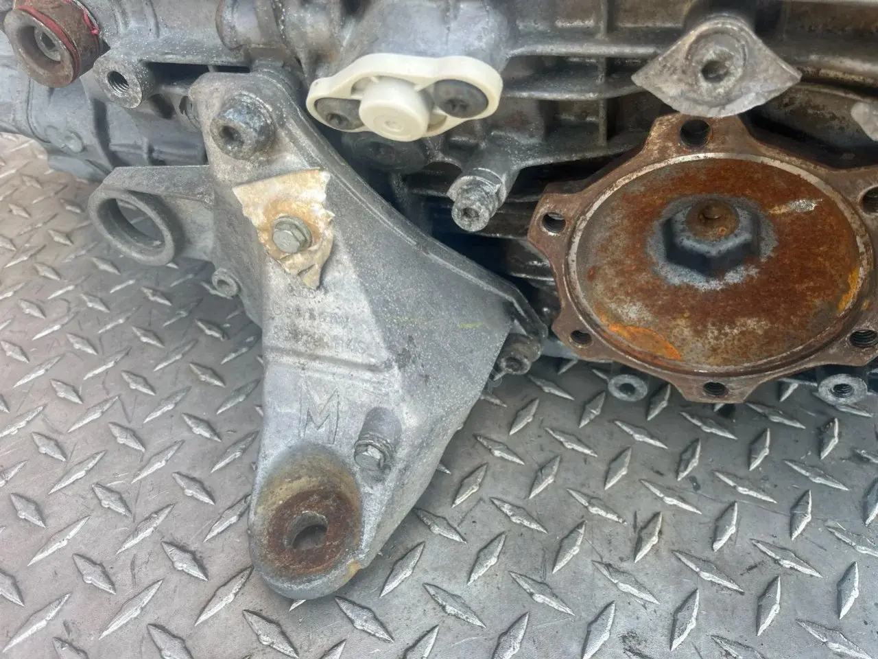 Кронштейн КПП 8D0399114S