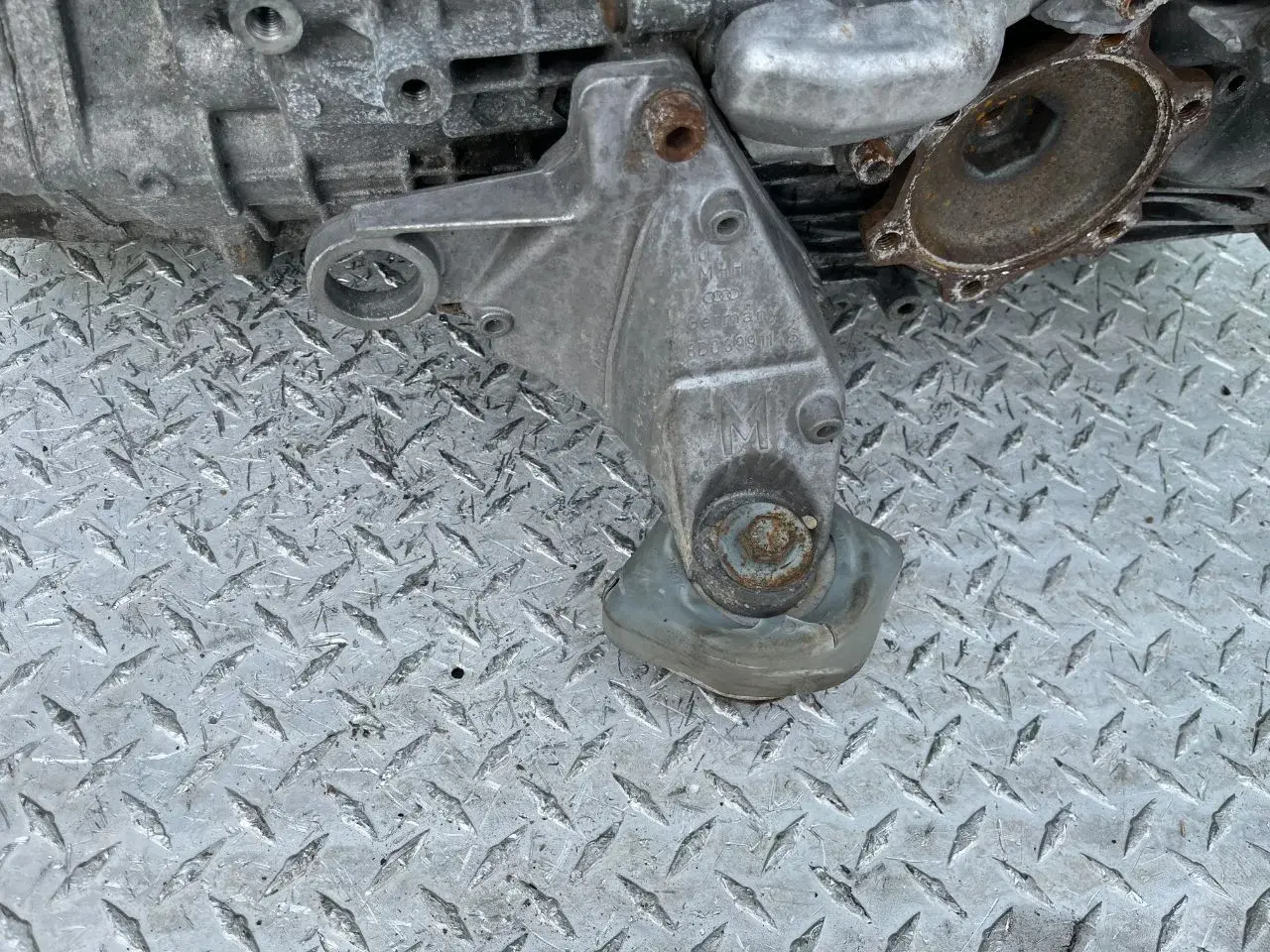 Кронштейн КПП 8D0399114S
