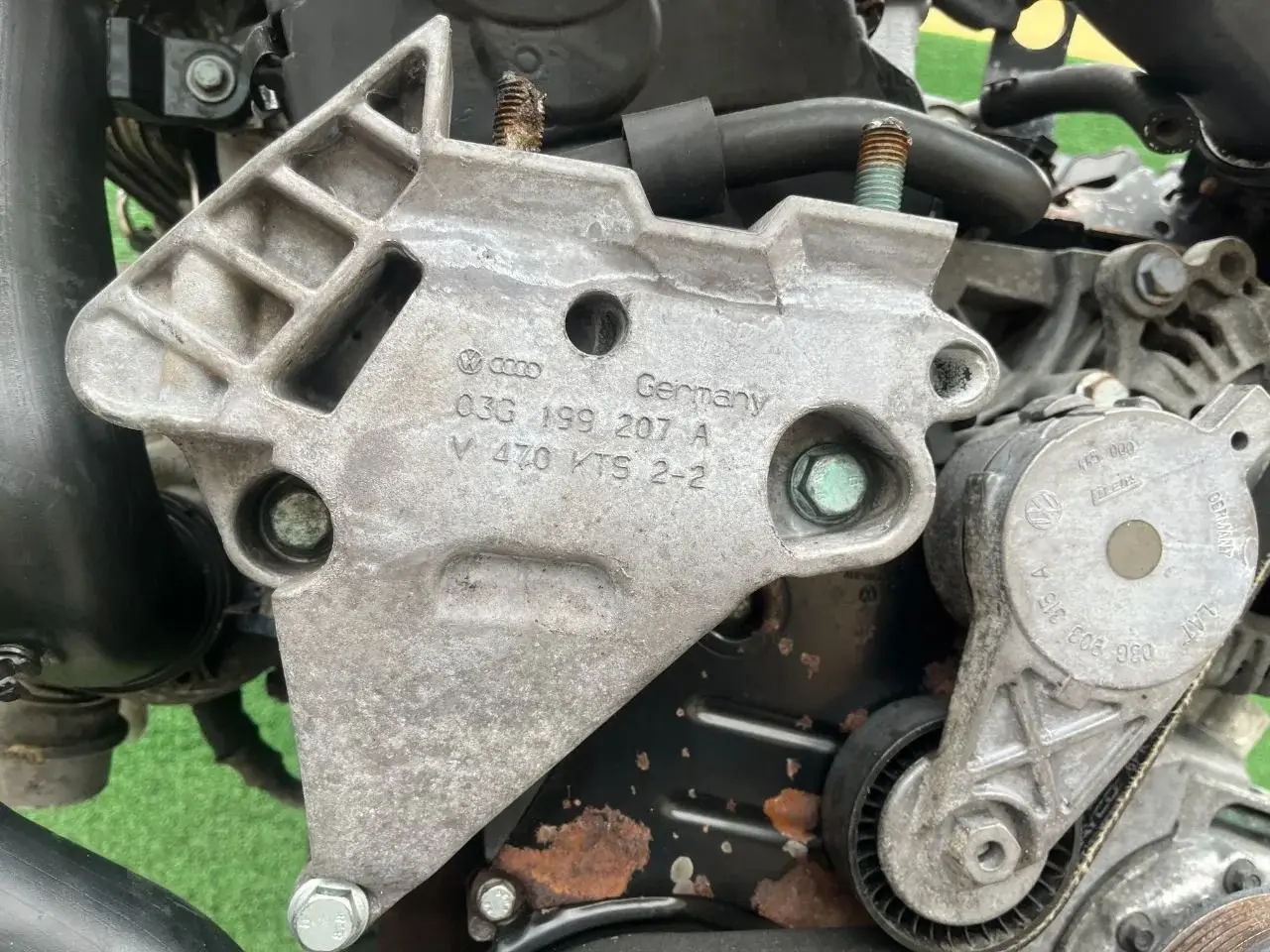 Кронштейн двигателя 03G199207A
