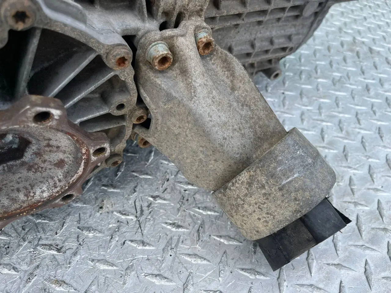 Кронштейн КПП 8D0399113AB