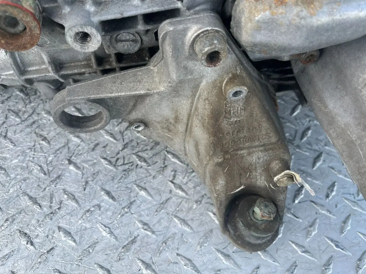 Кронштейн КПП 8D0399114S