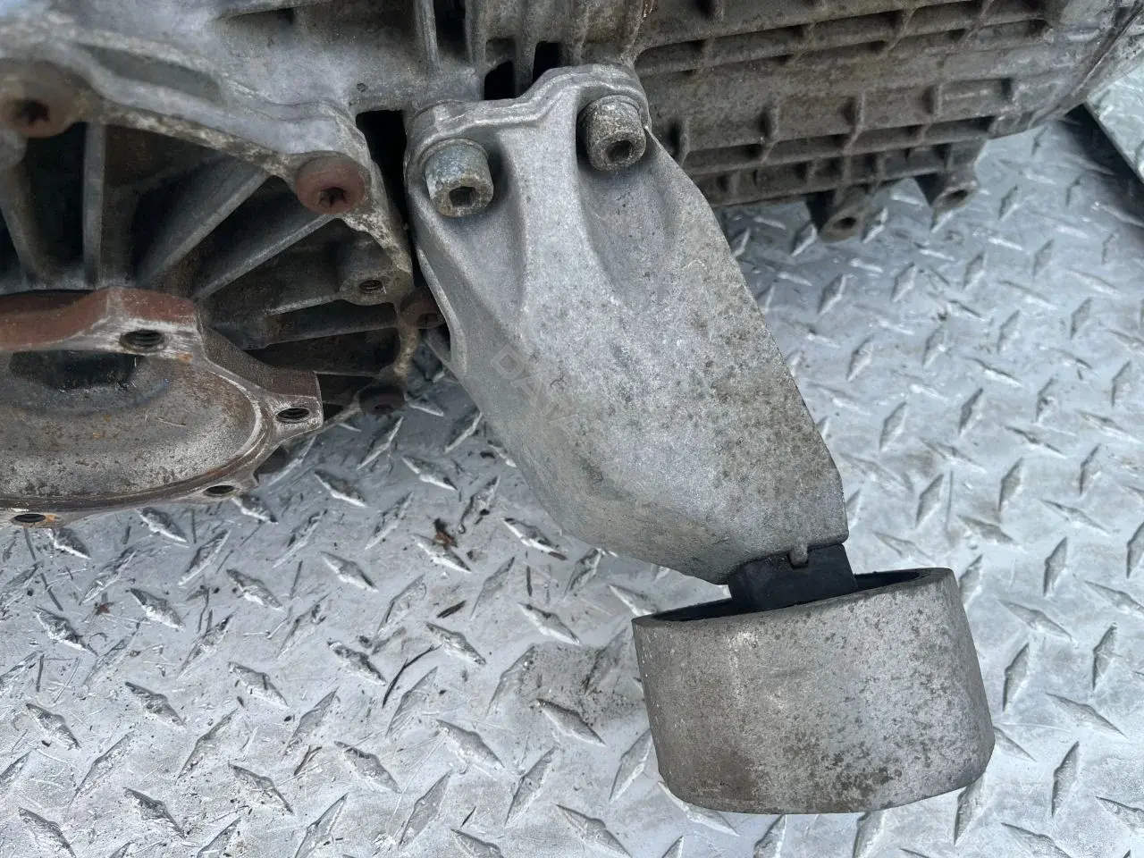 Кронштейн КПП 8D0399113AB