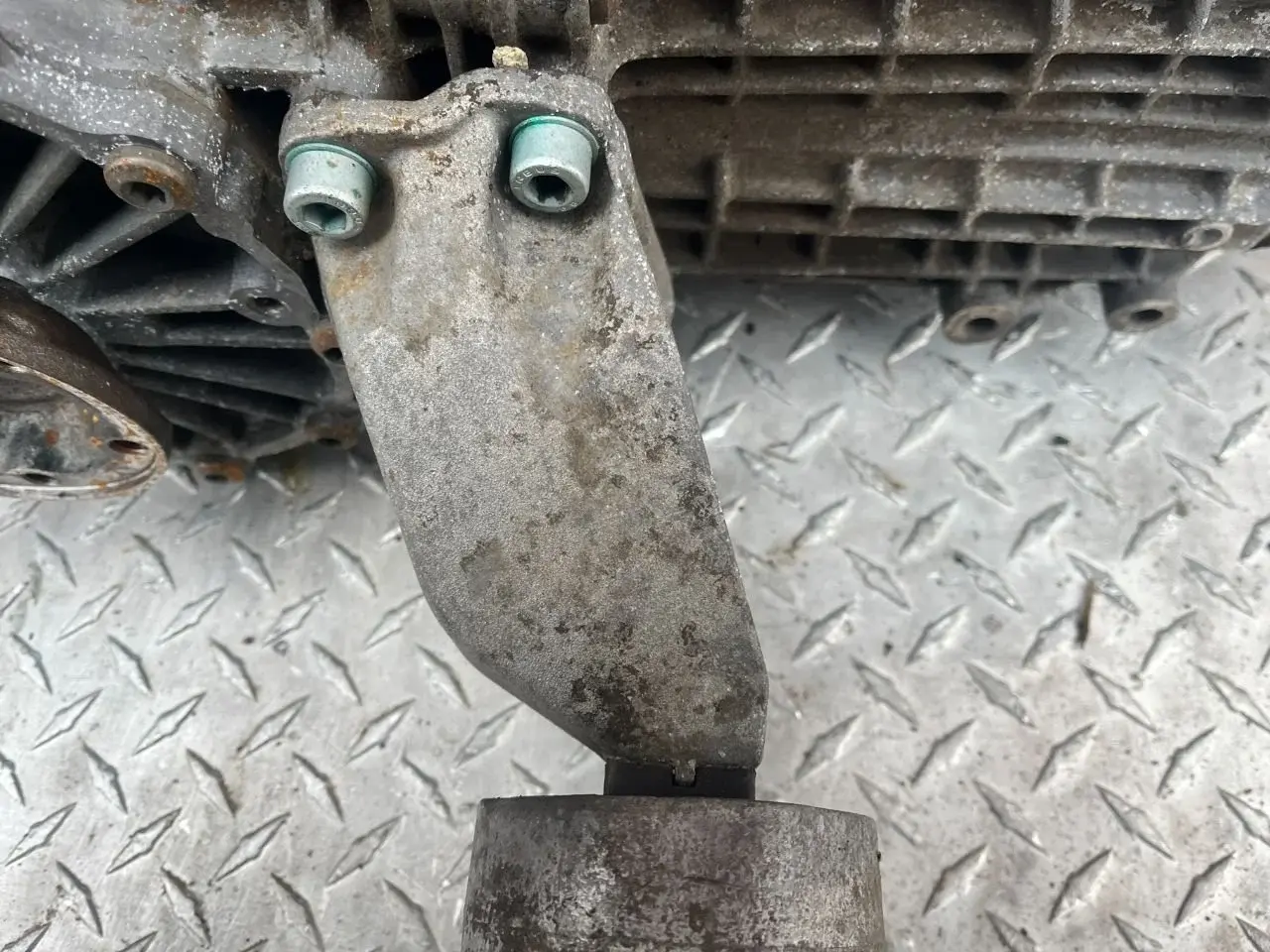 Кронштейн КПП 8D0399113L