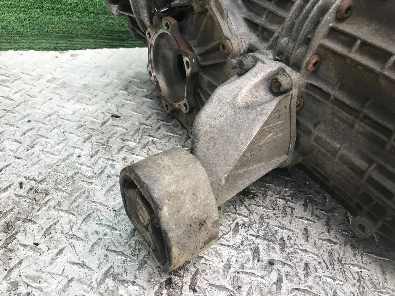 Кронштейн КПП 8D0399113AB