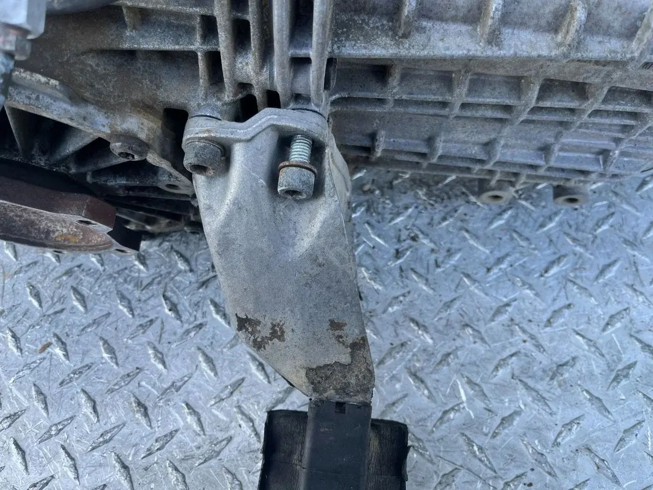 Кронштейн КПП 8D0399113AB