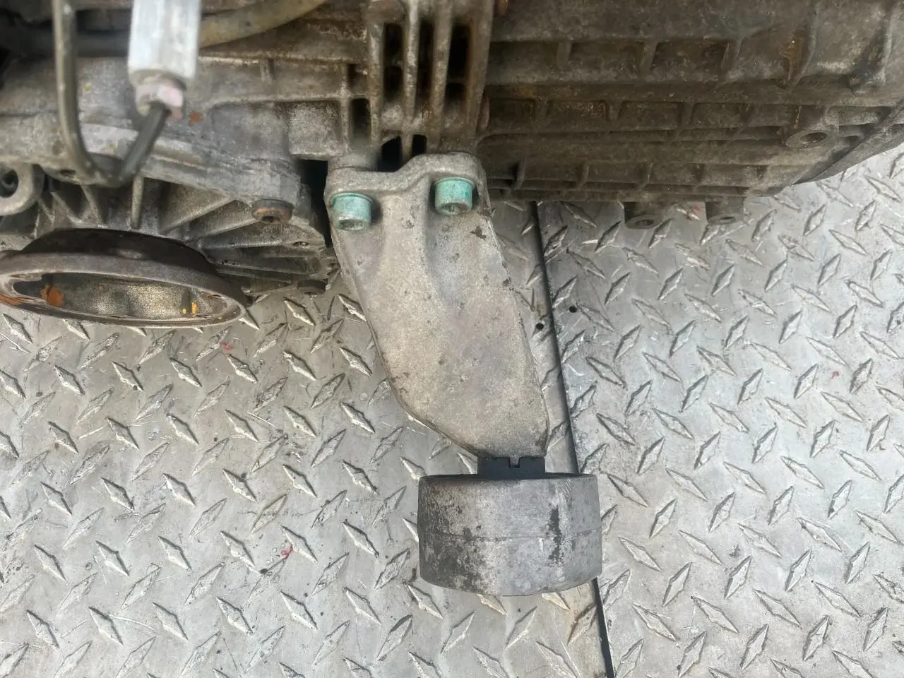 Кронштейн КПП 8D0399113L