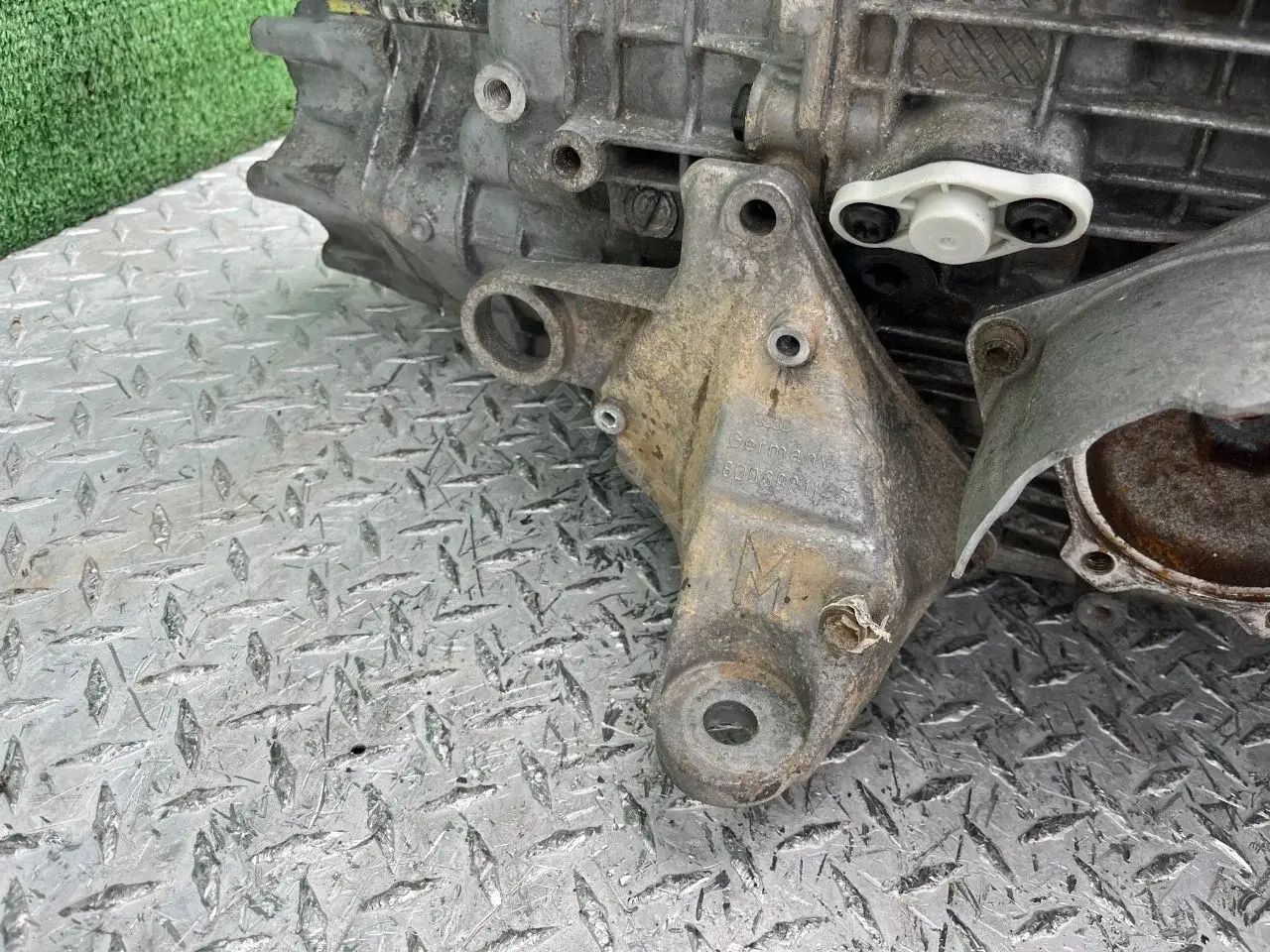 Кронштейн КПП 8D0399114S