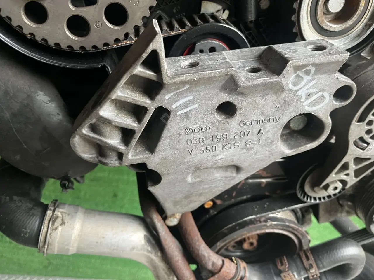 Кронштейн двигателя 03G199207A
