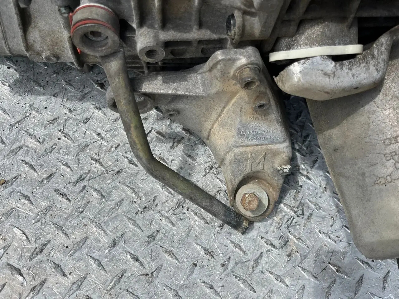 Кронштейн КПП 8D0399114S