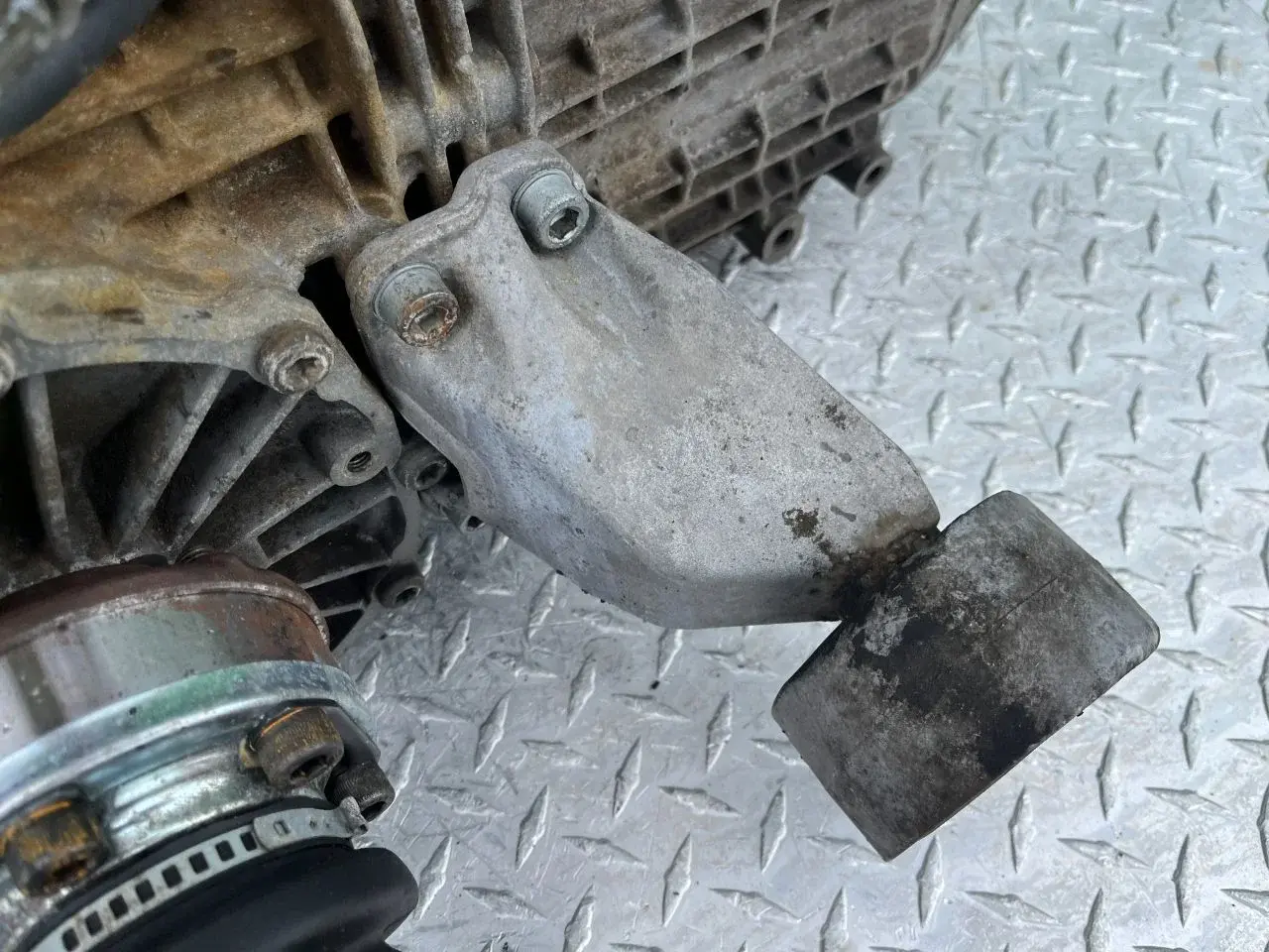 Кронштейн КПП 8D0399113L