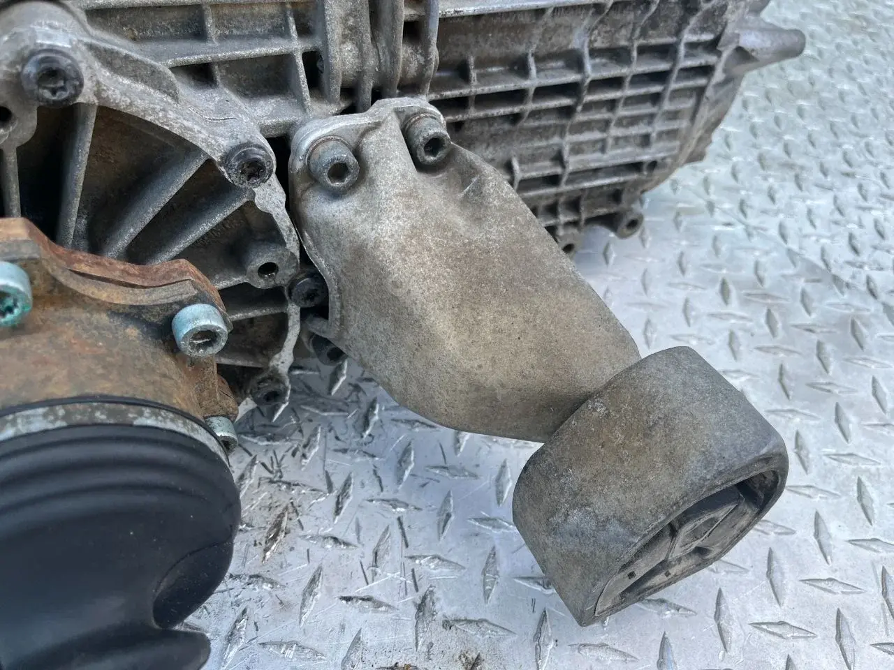 Кронштейн КПП 8D0399113AB