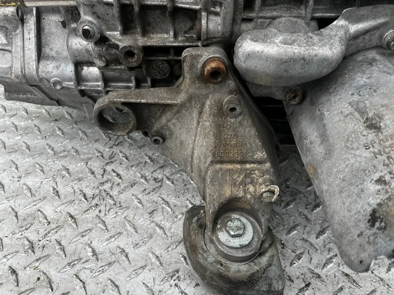 Кронштейн КПП 8D0399114S
