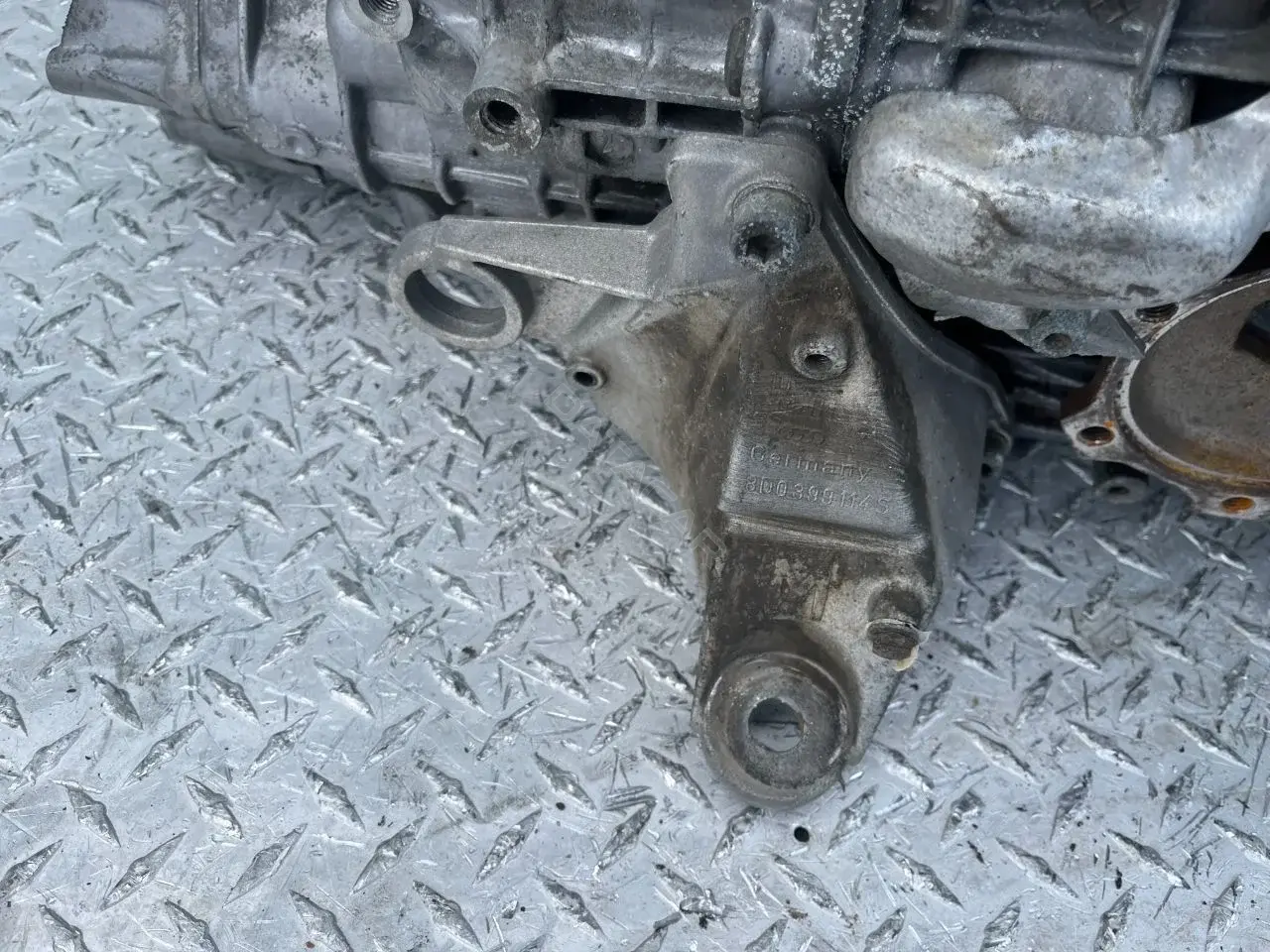 Кронштейн КПП 8D0399114S